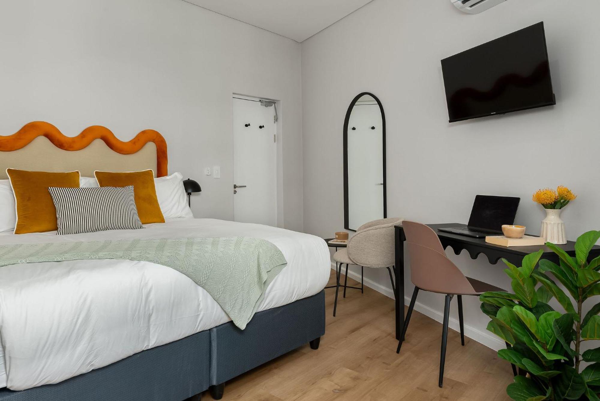 Neighbourgood 1St Crescent Camps Bay Hotel Cape Town Room photo