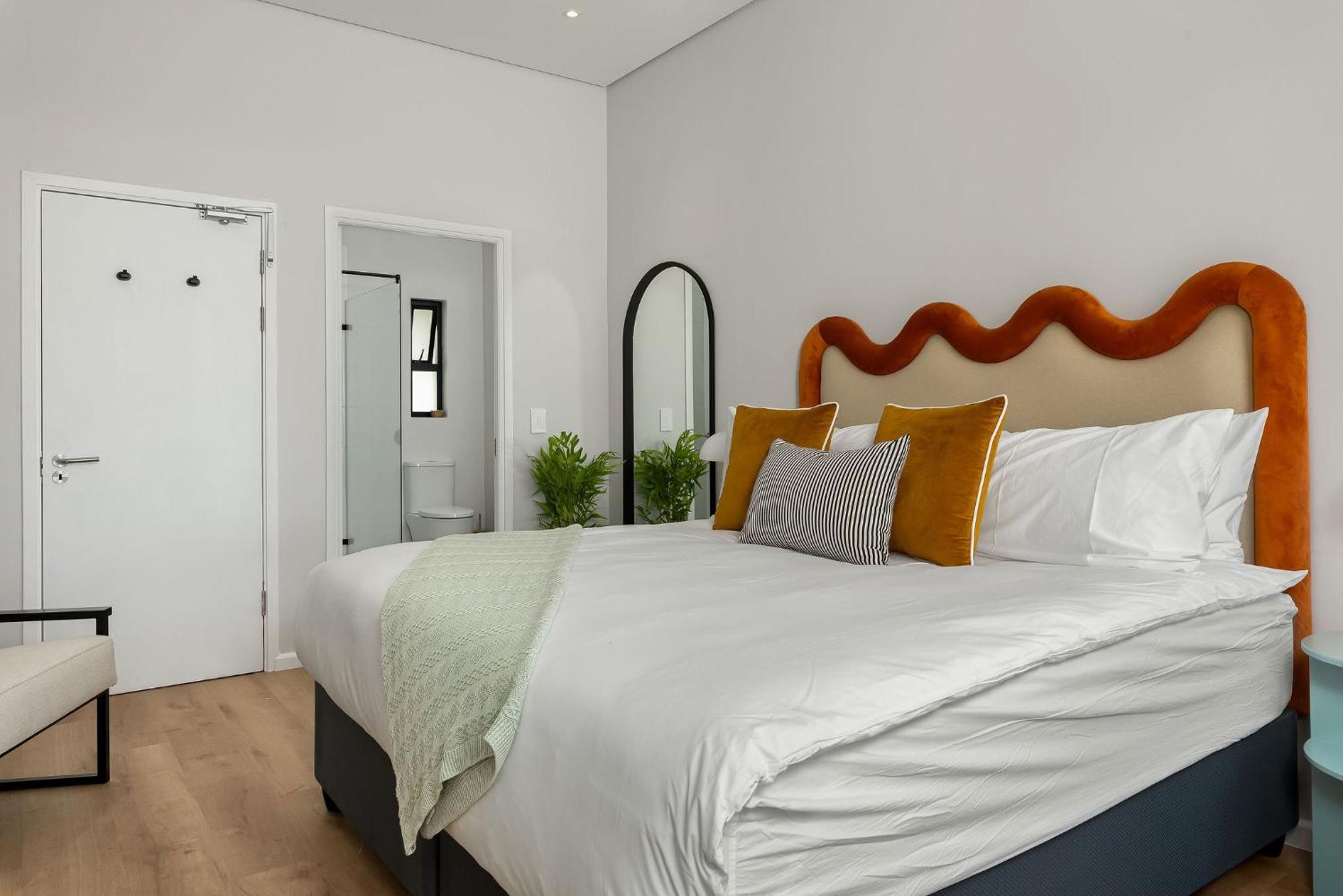 Neighbourgood 1St Crescent Camps Bay Hotel Cape Town Room photo